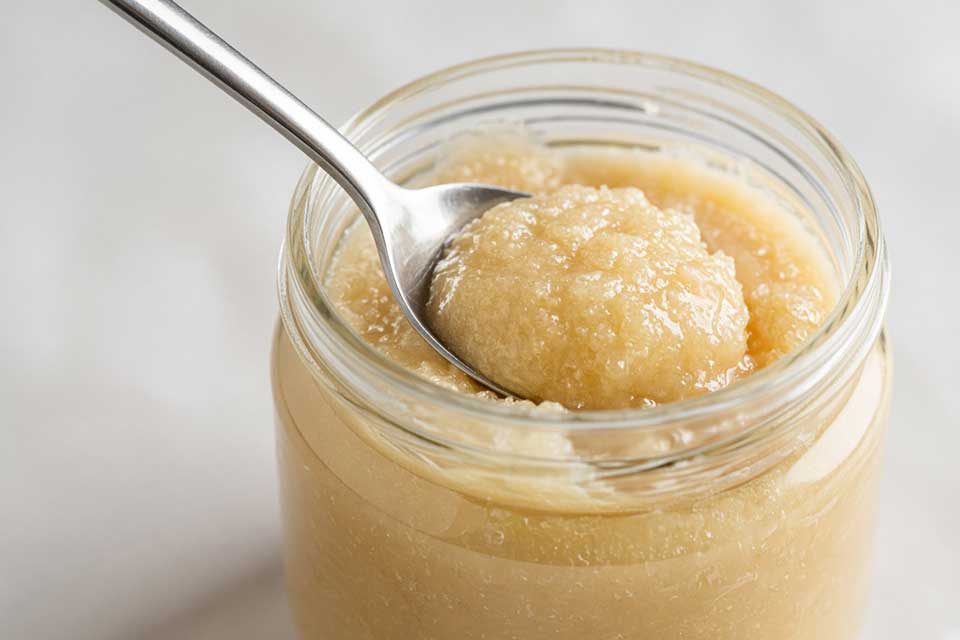 How to store set honey properly – clean dry spoon in raw set honey